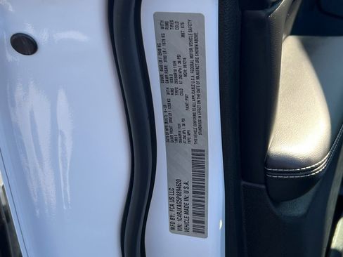 Used 2023 Jeep Grand Cherokee L Laredo image 29