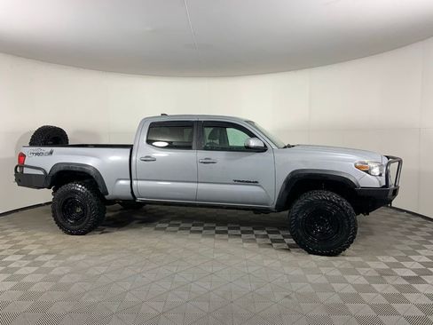 Used 2018 Toyota Tacoma TRD Off-Road w/ TRD Premium Off Road Package AWD/4WD image 2