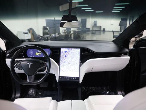 Used 2020 Tesla Model X image 23