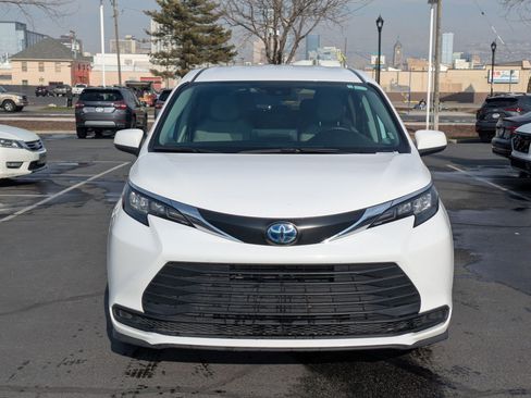 Used 2024 Toyota Sienna LE image 11
