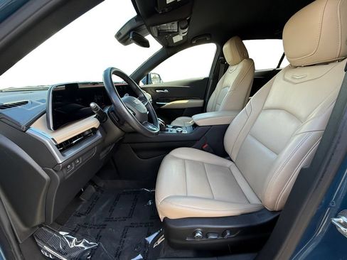 Used 2025 Cadillac XT4 Premium Luxury FWD image 9