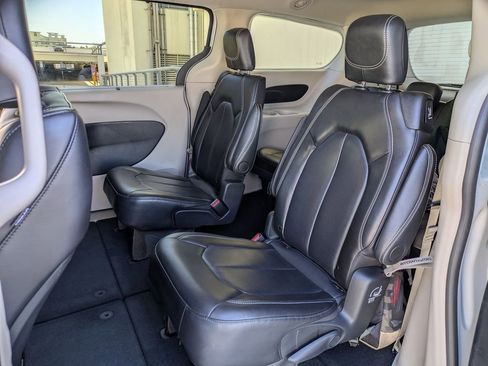 Used 2024 Chrysler Pacifica Touring-L image 24