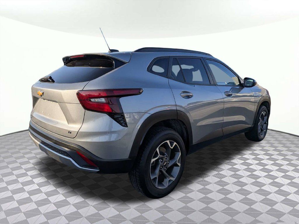 Used 2025 Chevrolet Trax LT FWD image 3
