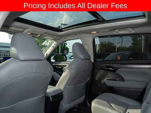 Used 2024 Toyota Highlander Platinum FWD image 11