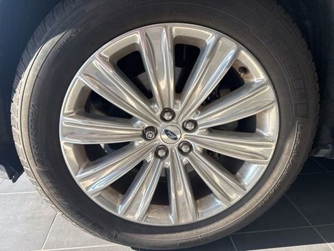 Used 2020 Ford Explorer Limited RWD image 2
