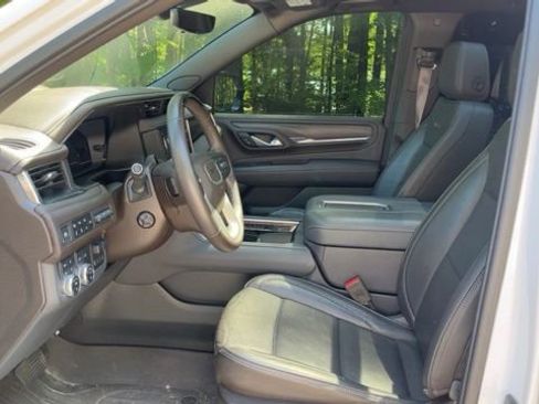 Used 2024 GMC Yukon Denali w/ Denali Reserve Package image 5
