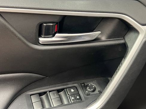 Used 2020 Toyota RAV4 XLE w/ Convenience Package image 16