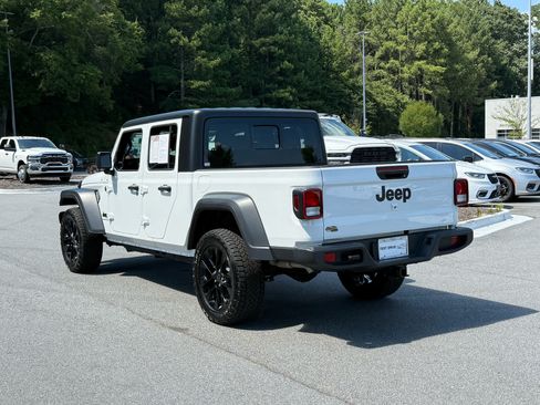 Used 2024 Jeep Gladiator Sport AWD/4WD image 3