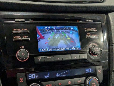 Used 2017 Nissan Rogue SV image 18