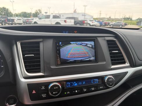 Used 2017 Toyota Highlander SE AWD/4WD image 16