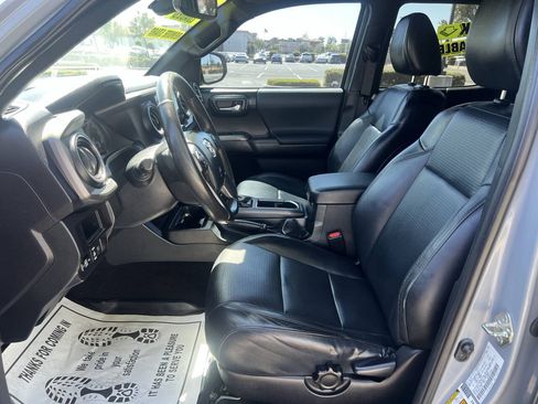 Used 2019 Toyota Tacoma TRD Sport AWD/4WD image 28