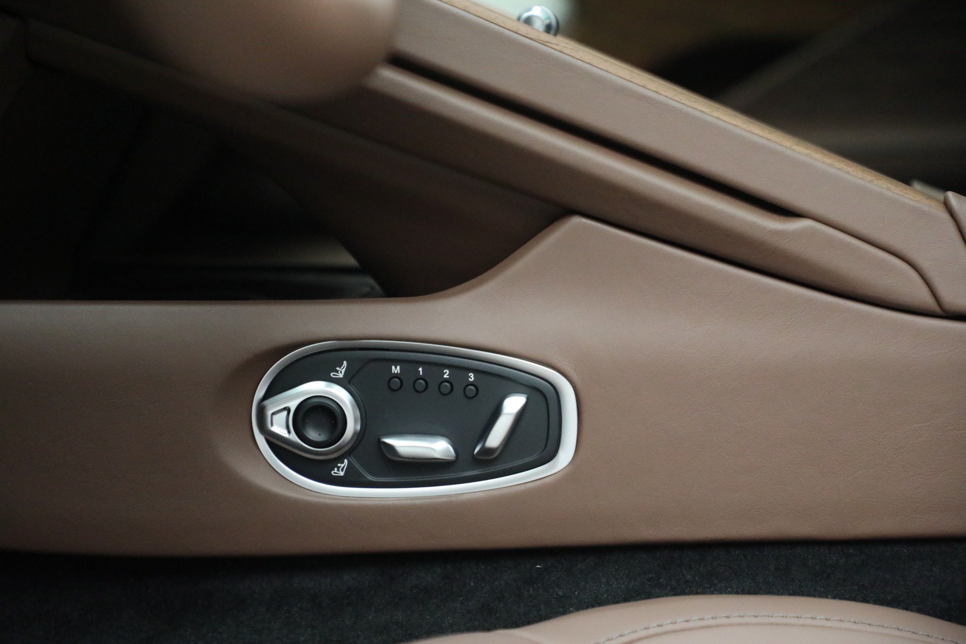 Used 2025 Aston Martin DB12 Coupe RWD image 21