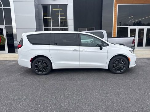 New 2026 Chrysler Pacifica Select image 7