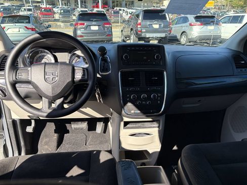Used 2016 Dodge Grand Caravan SE w/ Quick Order Package 29E SE FWD image 12