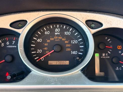 Used 2005 Toyota Highlander 4WD V6 w/ 3rd Row image 16