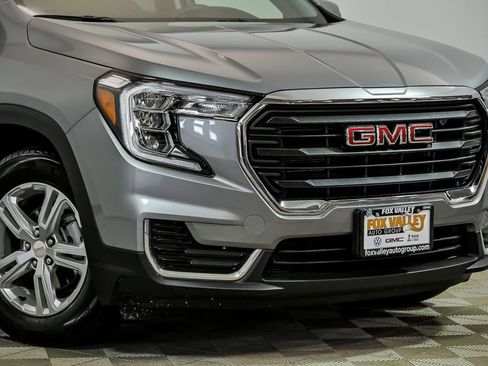 Used 2024 GMC Terrain SLE w/ Driver Convenience Package FWD image 2