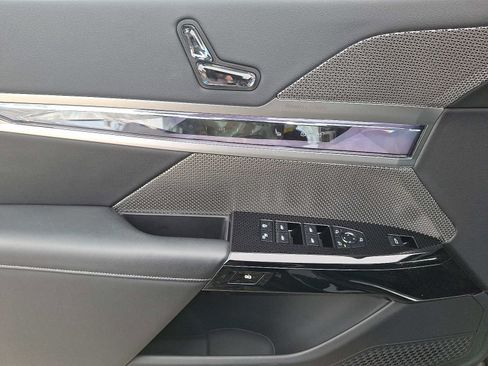 Used 2023 BMW 740i w/ Parking Assistance Package image 12