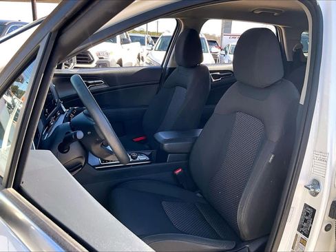 Used 2024 Kia Sportage LX image 8