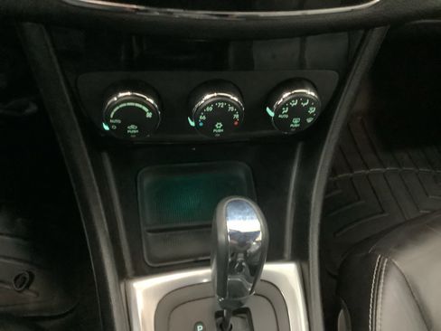 Used 2013 Chrysler 200 Limited image 21