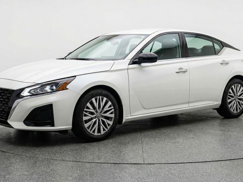 Used 2025 Nissan Altima 2.5 SV image 3