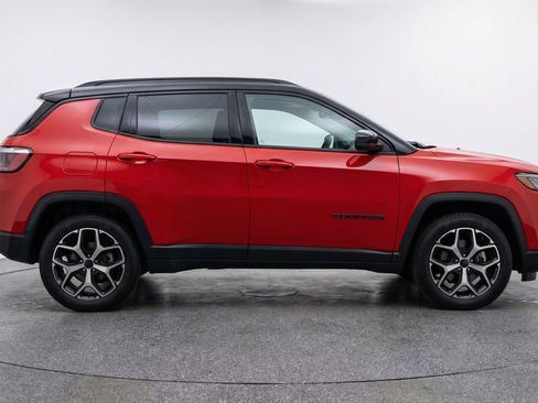 Used 2025 Jeep Compass Limited image 11