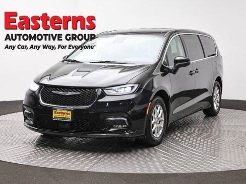 Used 2023 Chrysler Pacifica Touring-L FWD image 1