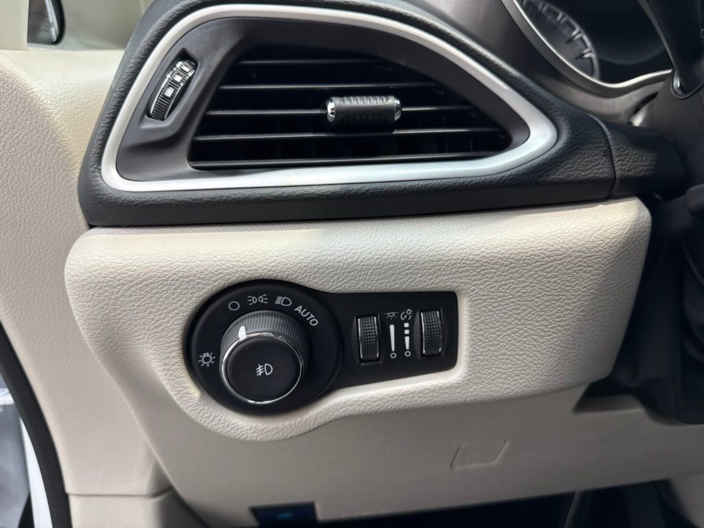 Used 2024 Chrysler Pacifica Touring-L FWD image 18