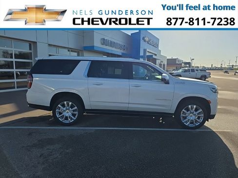 Used 2024 Chevrolet Suburban High Country w/ Advanced Technology Package image 8
