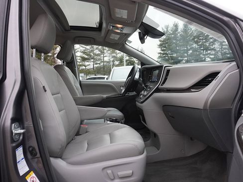 Used 2018 Toyota Sienna XLE w/ XLE Navigation Package image 33