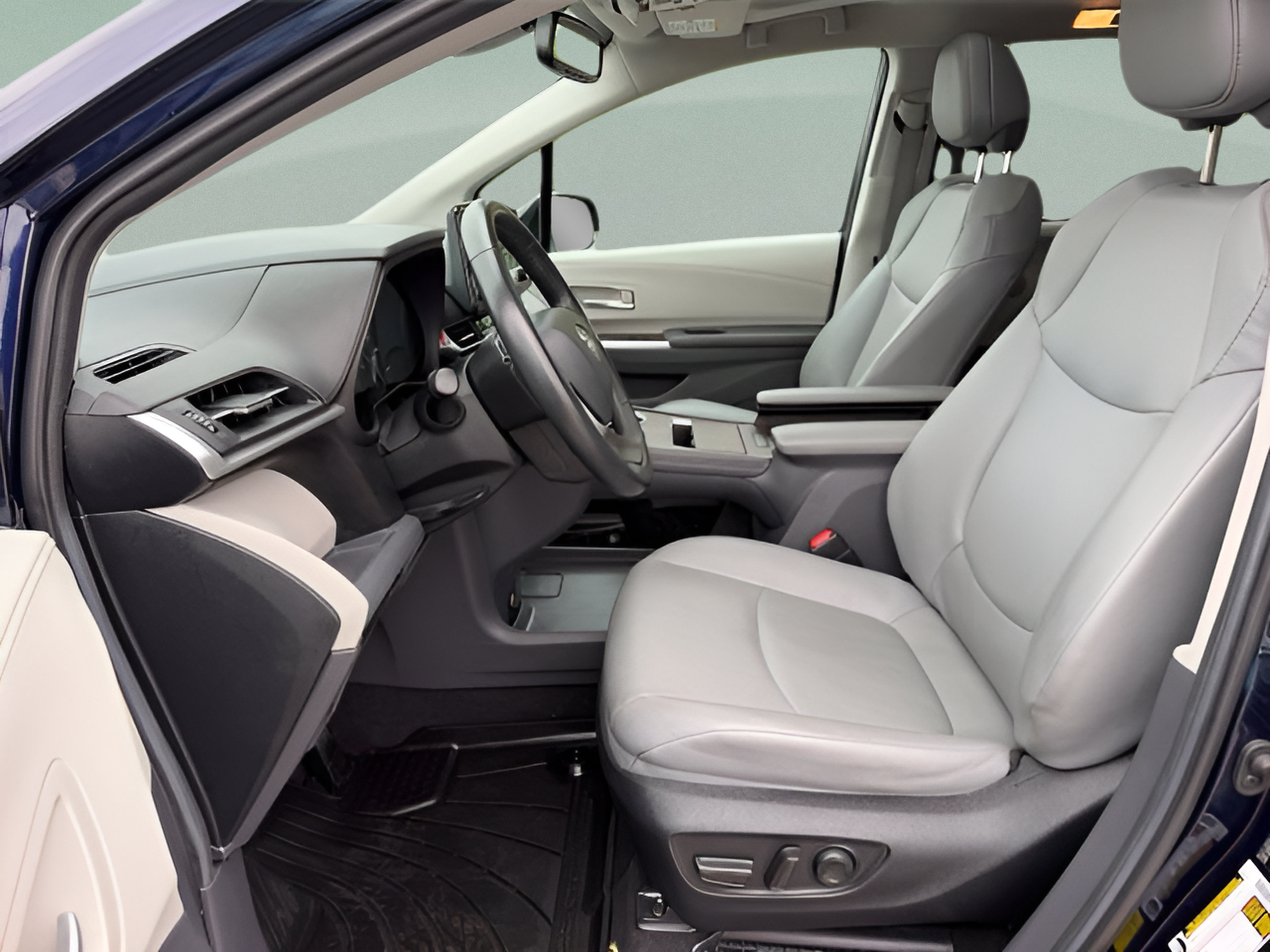 Used 2023 Toyota Sienna XLE AWD/4WD image 22