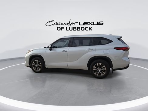 Used 2023 Toyota Highlander XLE image 6