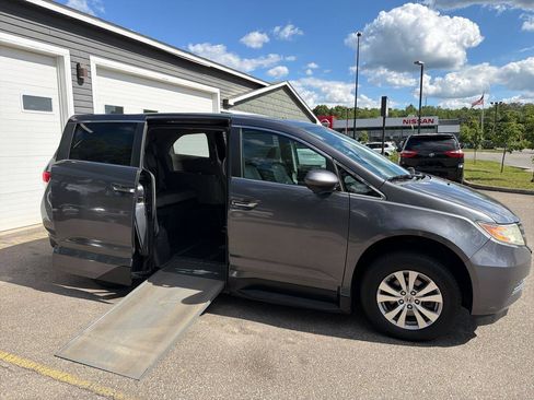 Used 2018 Dodge Grand Caravan SE FWD image 14
