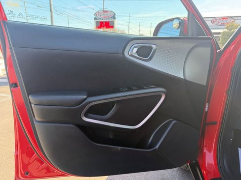 Used 2022 Kia Soul LX image 9