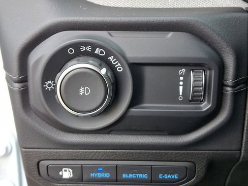 Used 2024 Jeep Wrangler Unlimited Sahara image 25