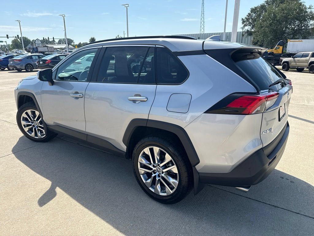 Used 2019 Toyota RAV4 XLE Premium AWD/4WD image 5