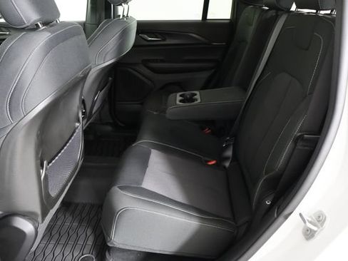 Used 2025 Jeep Grand Cherokee Laredo X RWD image 16
