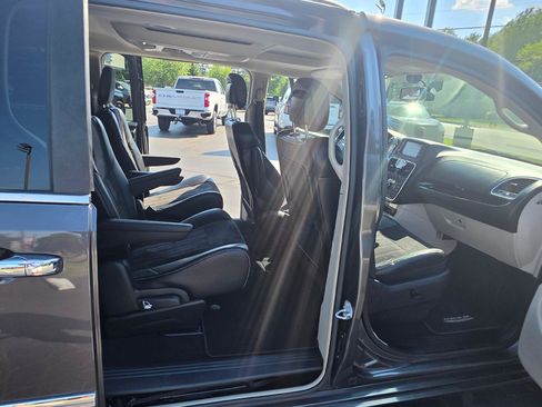 Used 2014 Chrysler Town & Country Touring-L FWD image 11