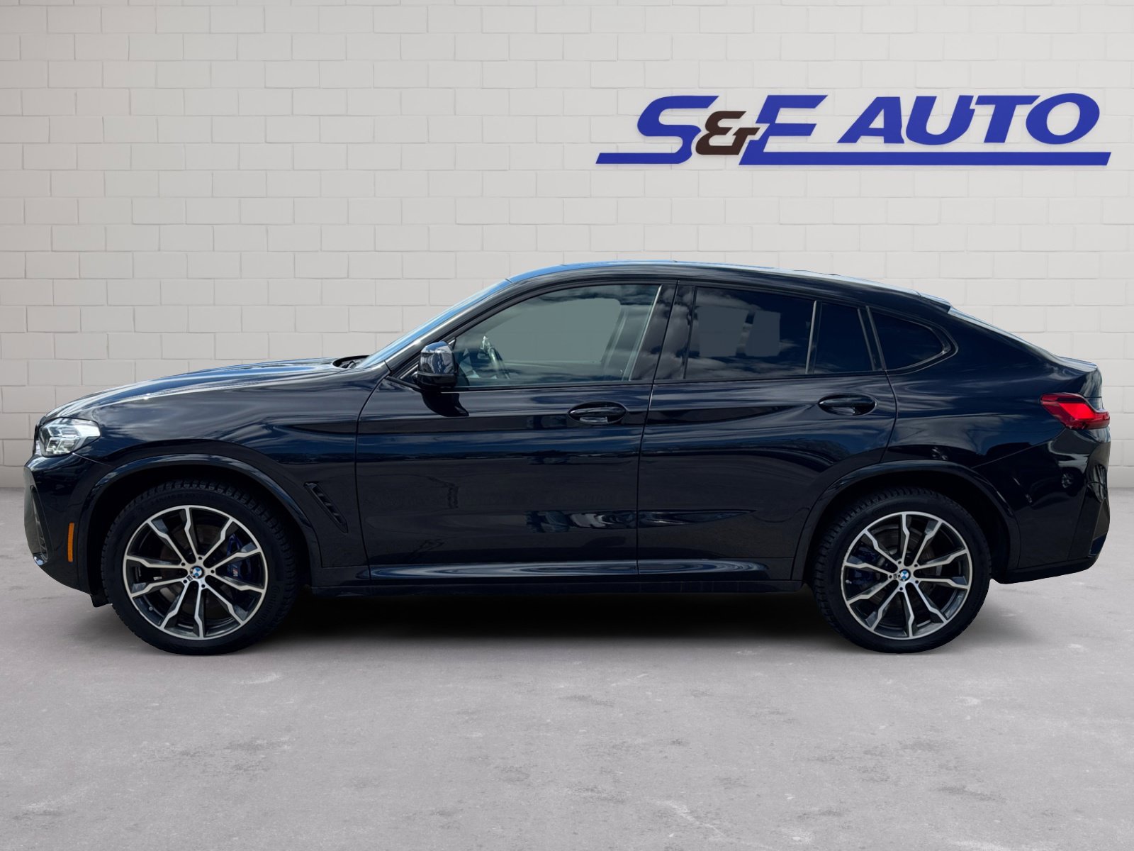 Used 2023 BMW X4 xDrive30i AWD/4WD image 2