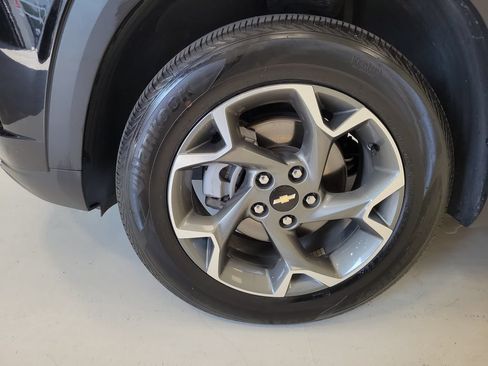 Used 2025 Chevrolet Trax LT w/ LT Convenience Package FWD image 8