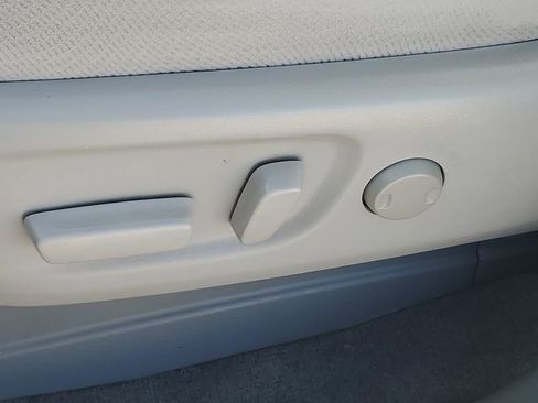 Used 2013 Toyota Sienna LE w/ Towing Pkg image 19