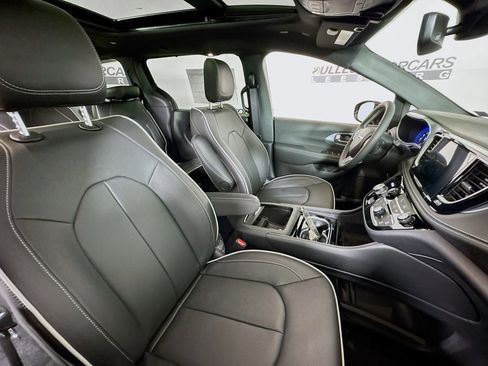 New 2026 Chrysler Pacifica Limited FWD image 31