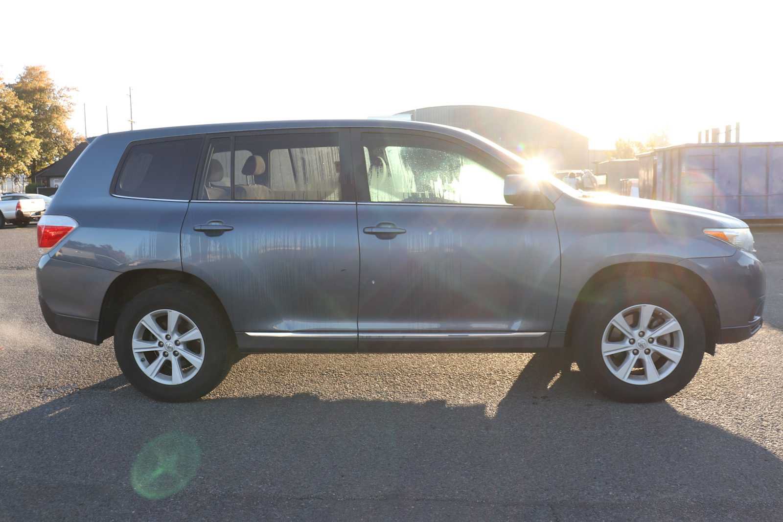 Used 2013 Toyota Highlander FWD w/ Cold Weather Pkg image 4