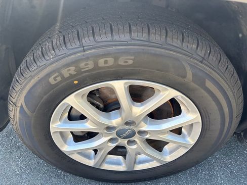 Used 2017 Jeep Cherokee Latitude AWD/4WD image 26