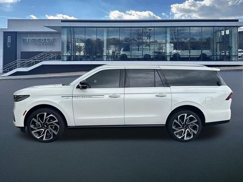 New 2026 Lincoln Navigator L Reserve AWD/4WD image 4