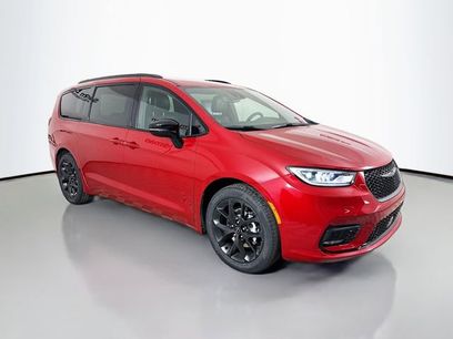 New 2026 Chrysler Pacifica Select w/ S Appearance Package