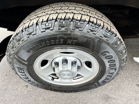 Used 2018 Chevrolet Express 2500 w/ Driver Convenience Package image 9