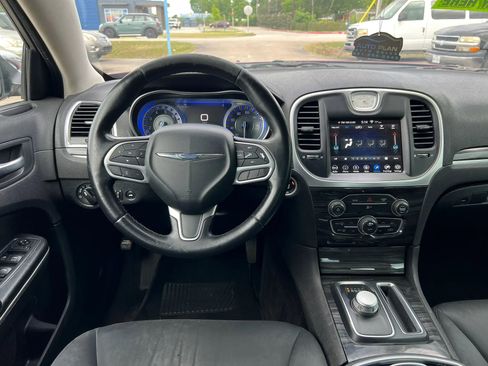 Used 2018 Chrysler 300 Touring w/ Chrome Appearance Package image 16