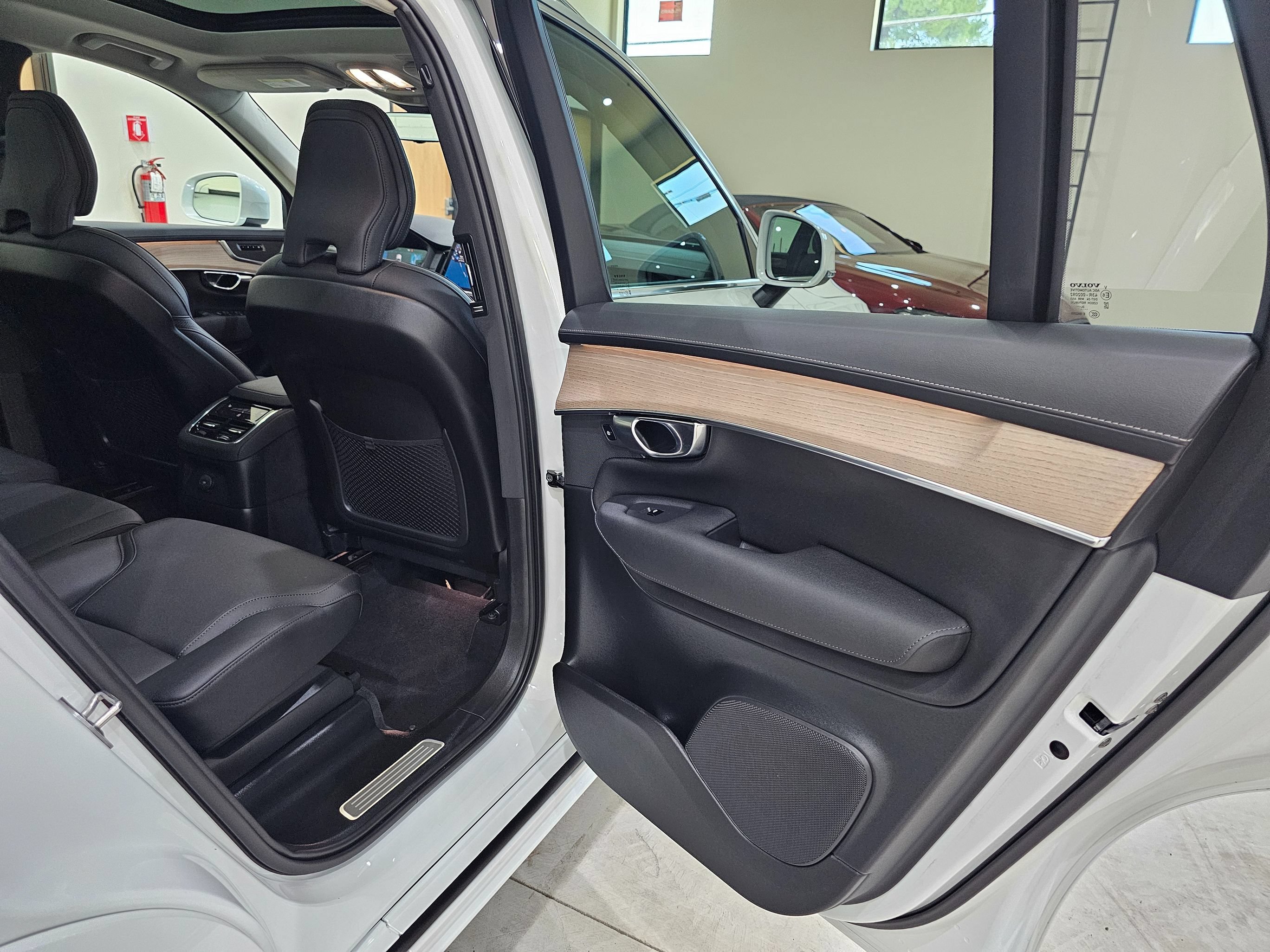 Used 2025 Volvo XC90 T8 Core w/ Climate Package AWD/4WD image 34