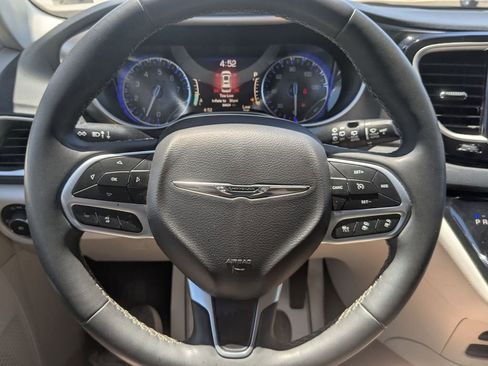 Used 2023 Chrysler Pacifica Touring-L FWD image 19