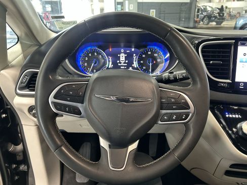 Used 2023 Chrysler Pacifica Touring-L FWD image 17